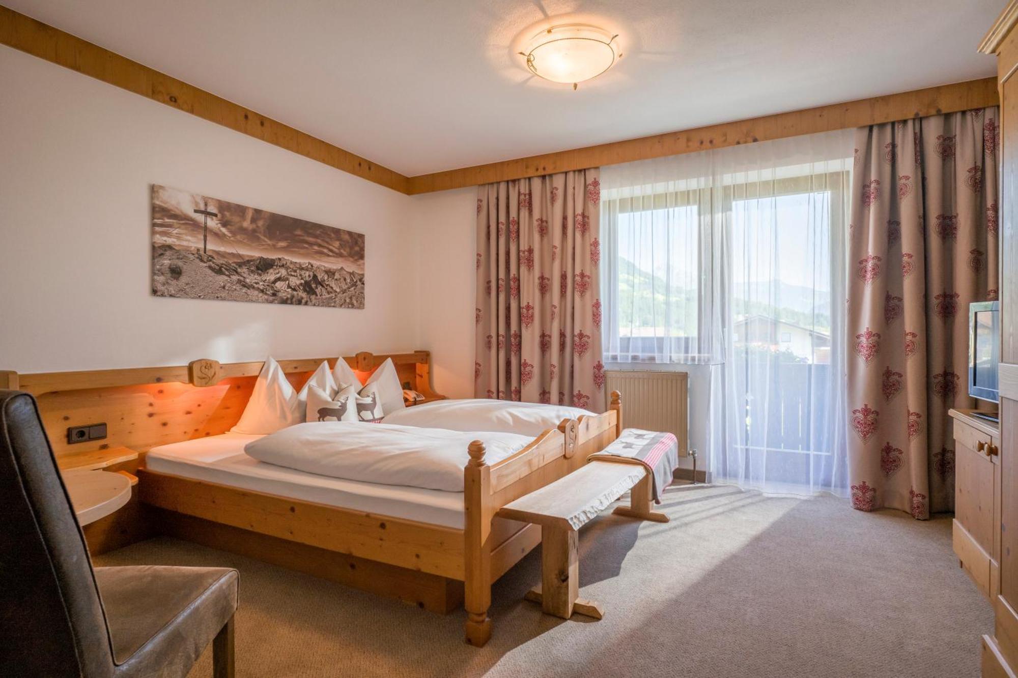 Hotel Landhaus Zillertal Fuegen Exterior photo